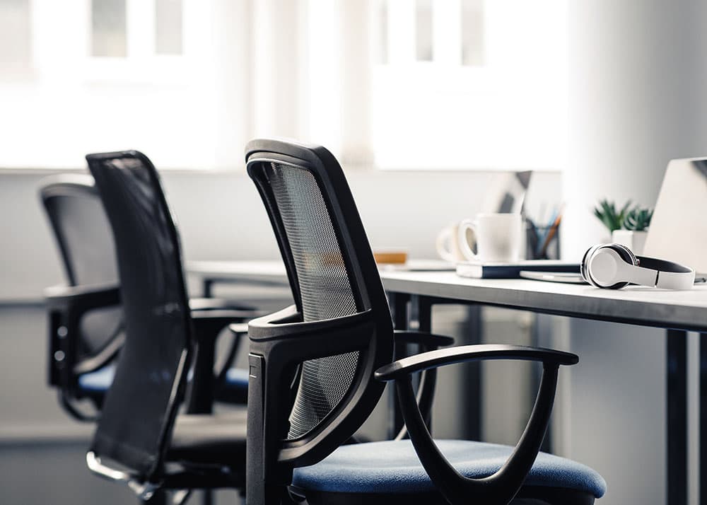 Gepflegte Bürostühle und Schreibtische in einem modernen Hamburger Büro – sauberes Mobiliar durch die regelmäßige Büroreinigung von Oxonio