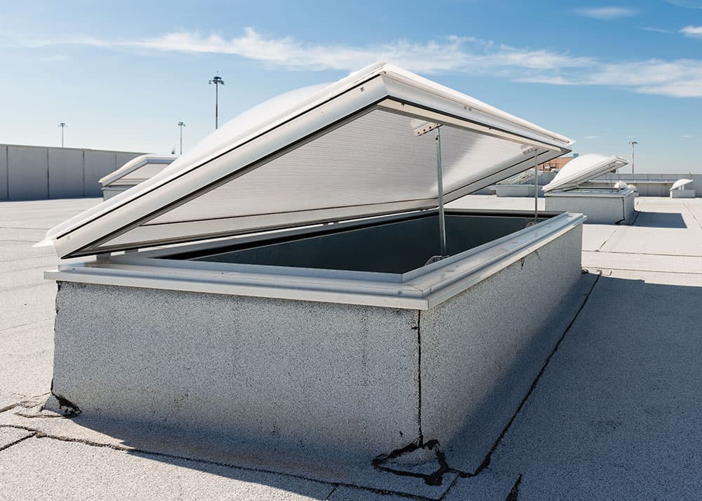 Geöffnete Lichtkuppel mit Milchglas auf einem Flachdach – Professionelle Lichtkuppelreinigung für optimalen Lichteinfall