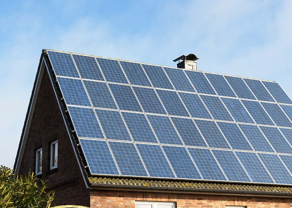 Einfamilienhaus mit vollflächig belegtem Photovoltaikdach – schonende Reinigung von Solarmodulen für maximale Leistung