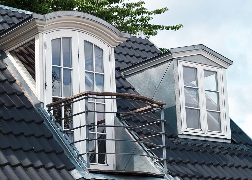 Streifenfrei saubere Sprossenfenster an zwei Dachgauben – professionelle Fensterreinigung in Hamburg auch an schwer zugänglichen Stellen durch Oxonio