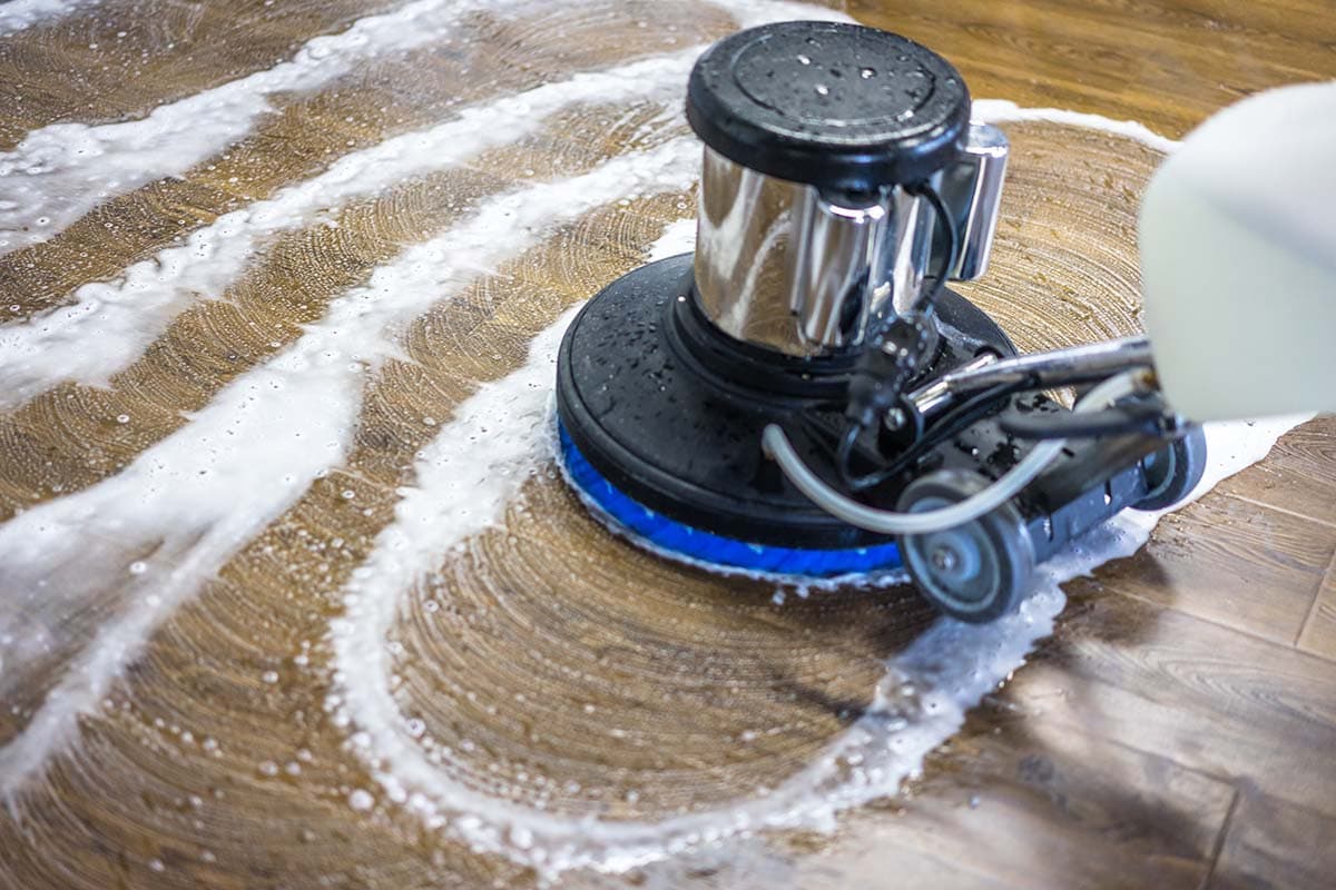 Nassgrundreinigung eines Linoleumbodens mit Einscheibenmaschine – Grundreiniger löst den alten Pflegefilm vor der Neueinpflege