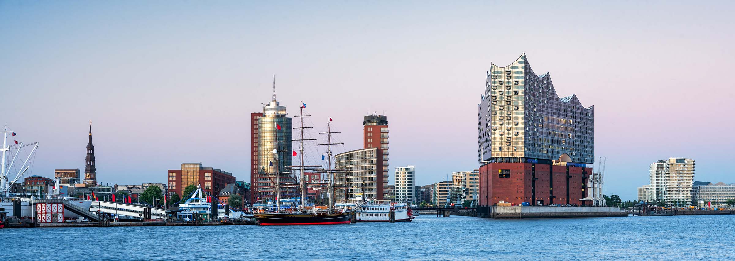 Blick auf den Hamburger Hafen und die Elbphilharmonie – Oxonio Gebäudereinigung in Hamburg