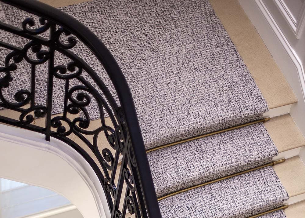 Sauberer Teppich in einem Altbau-Treppenhaus in Hamburg