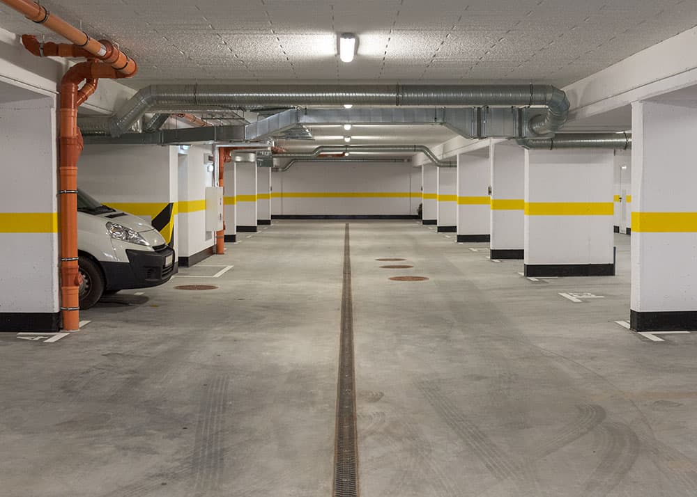 Saubere und hell beleuchtete Tiefgarage, gereinigt von Oxonio