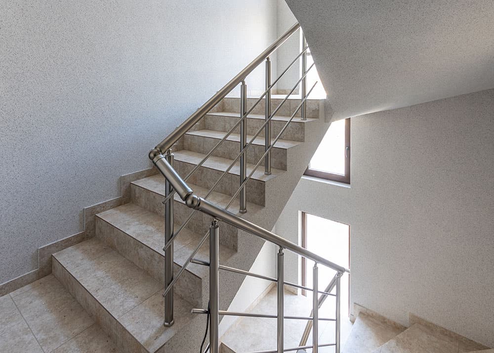 Saubere Treppe nach professioneller Treppenhausreinigung in Hamburg